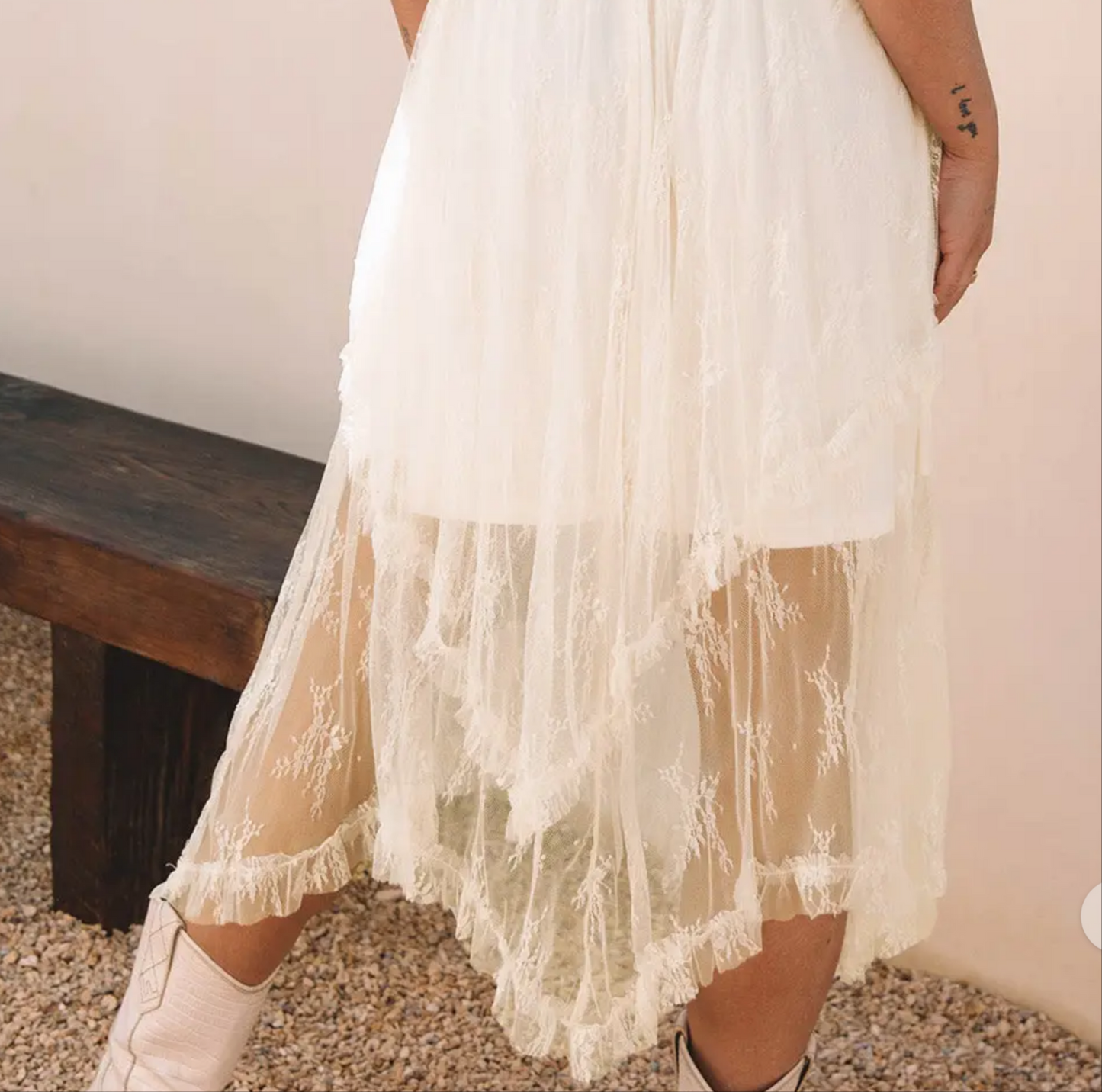 Gonna lunga beige in pizzo con volant a strati a vita alta