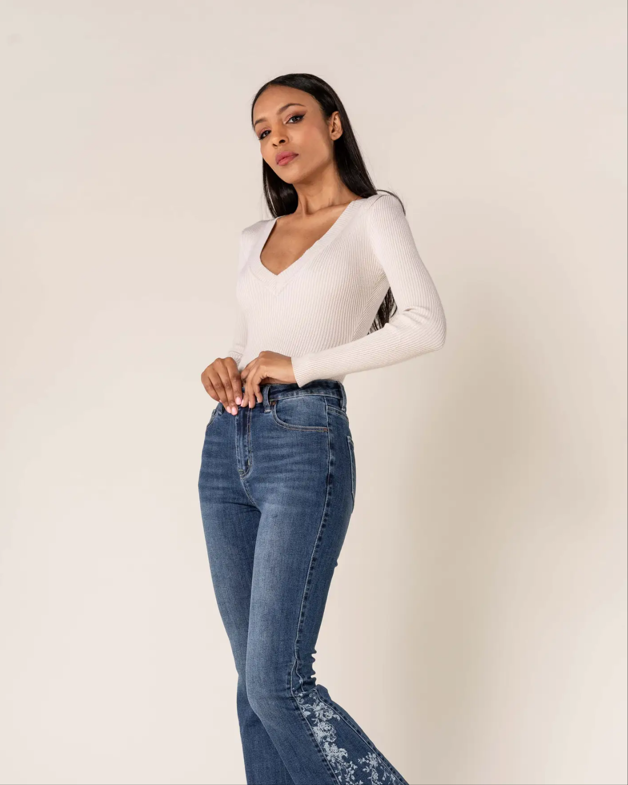 Jeans flare bootcut elasticizzati con stampa floreale