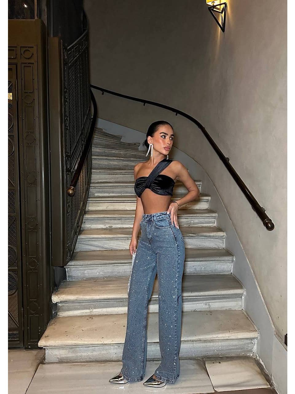 Jeans blu da donna con dettagli di pietre scintillanti fatti a mano